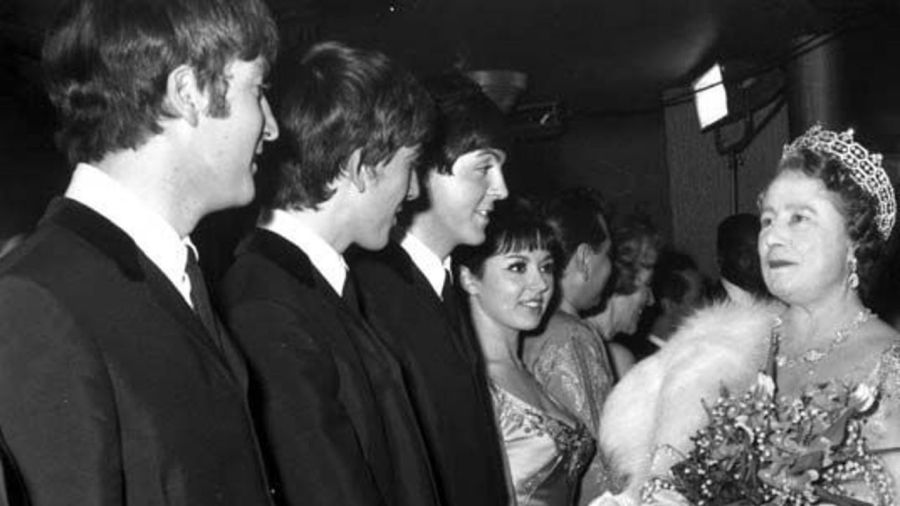 Reina Isabel II con The Beatles
