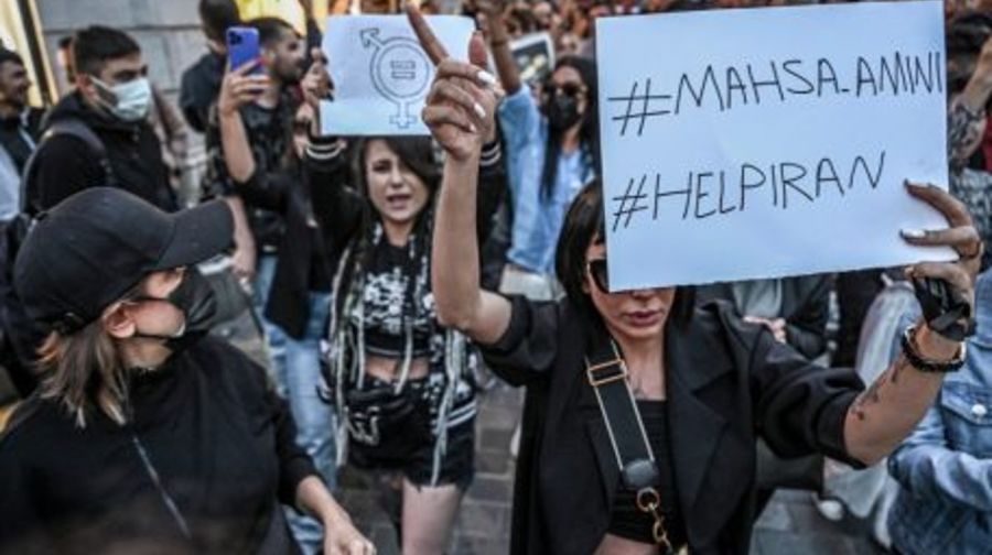 Mujeres Iraníes se unen para protestar en contra del riguroso código de vestimenta 