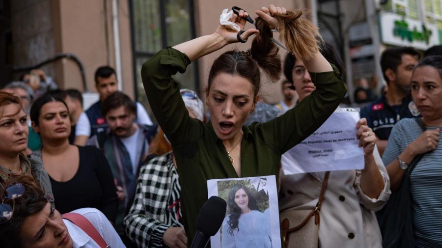 Mujeres iraníes incendian sus velos en protesta por la muerte de Mahsa Amini