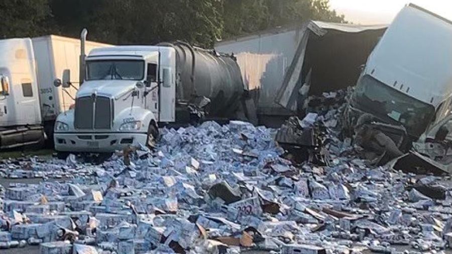 Una autopista de Florida quedó cubierta de cerveza tras un choque de camiones 20220922