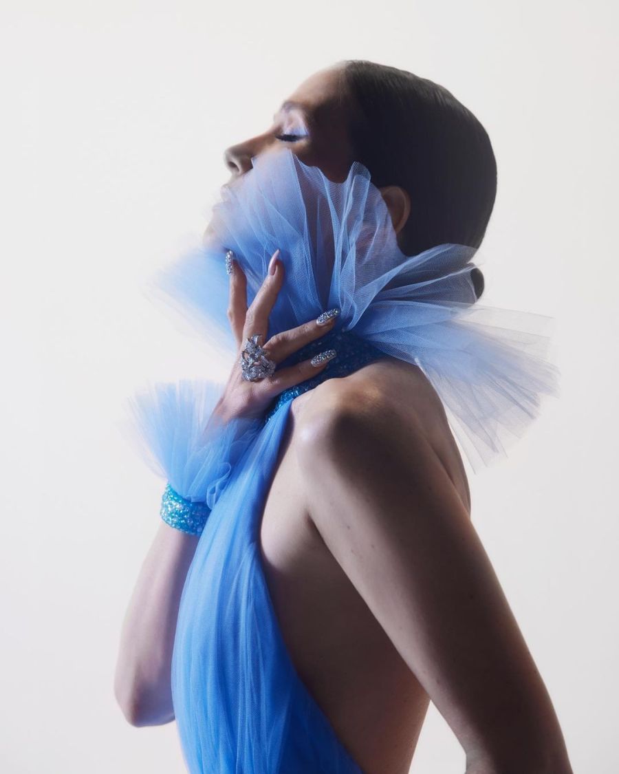 El look de corte americano con cuello en cristales de Natalia Oreiro 