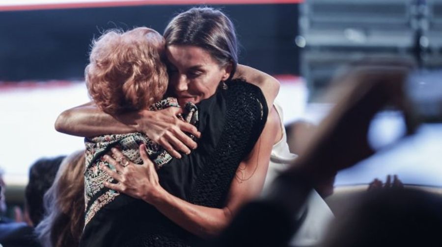 Letizia Ortiz abrazó a una abuela en un acto y terminó llorando 
