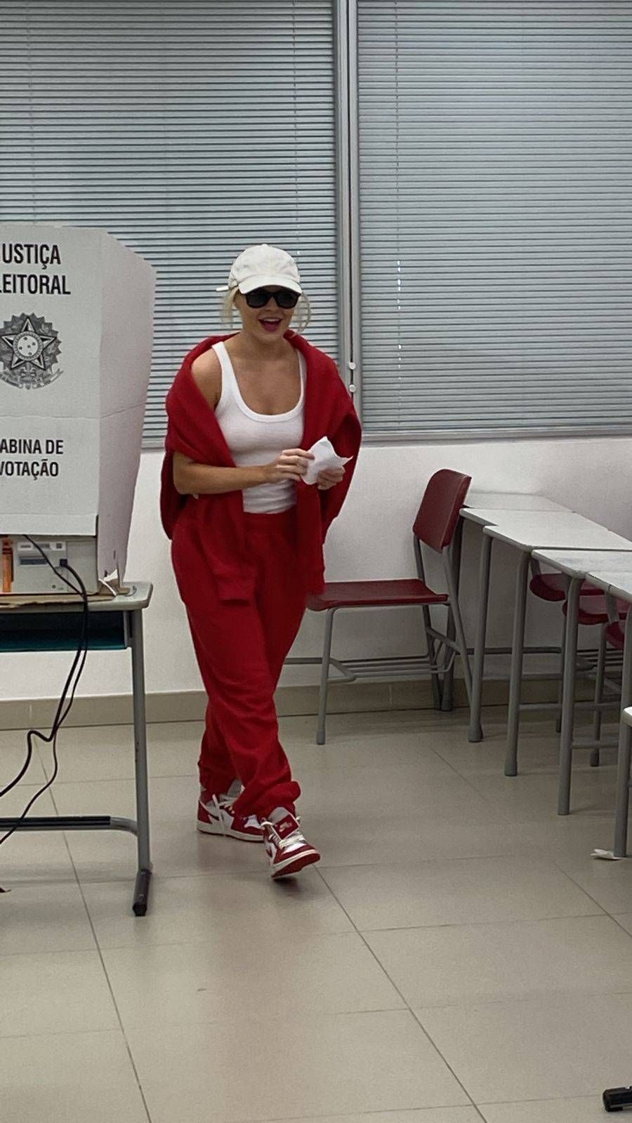 Los looks que eligieron los famosos en Brasil para ir a votar