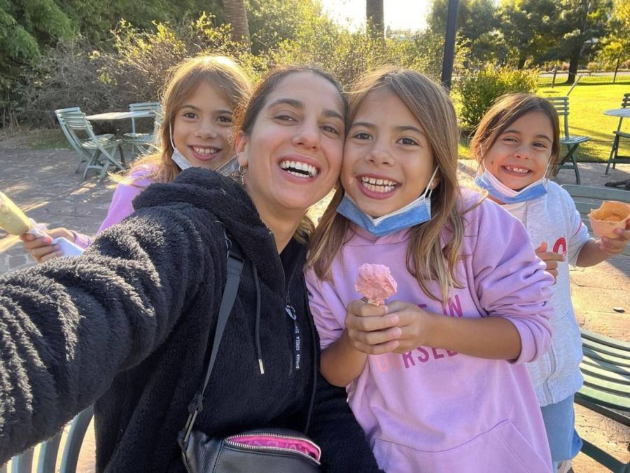 Cinthia Fernández fue sorprendida por sus tres hijas el día de su cumpleaños