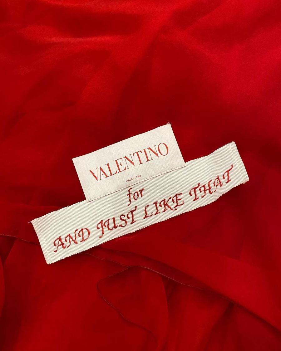 Valentino firma un look viral para 'And Just Like That': cómo es la propuesta de plumas en rojo intenso