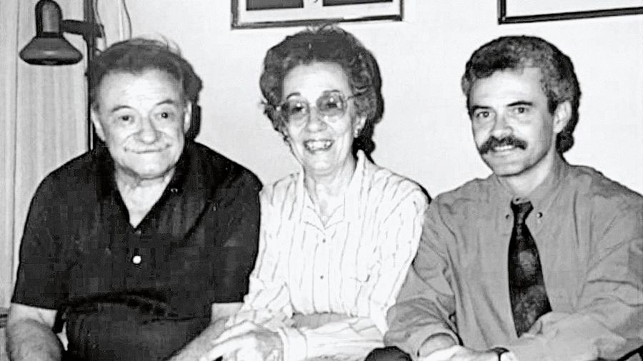 Mario Benedetti y su mujer con Guillermo Schavelzon