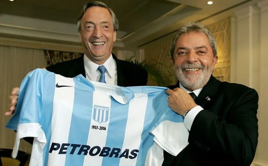 Néstor Kirchner expresando su fanatismo por Racing, junto a Lula da Silva