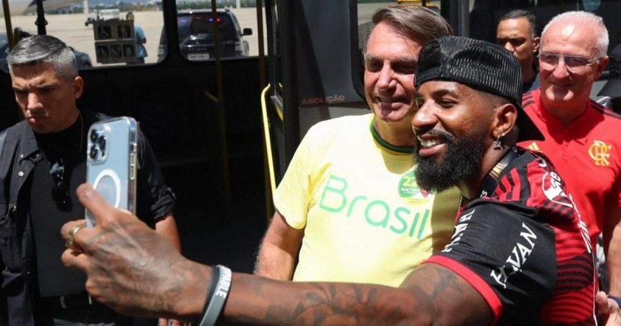 Bolsonaro, en una selfie con Rodinei, uno de los flamantes campeones de la Libertadores.