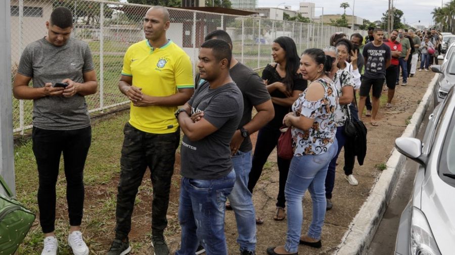 Una larga fila de votantes espera su turno en un centro electoral de Brasilia, en la segunda vuelta de las elecciones Brasil 2022.