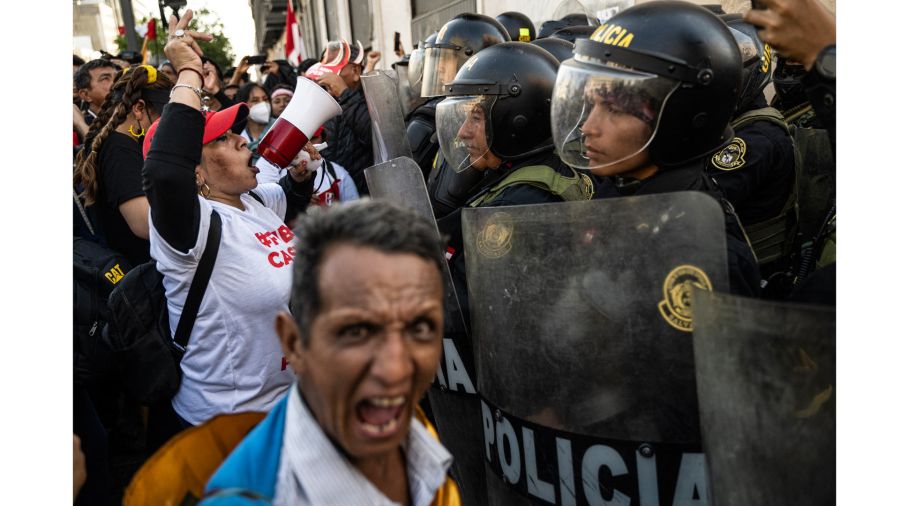 Fotogaleria Personas opositoras al gobierno del presidente peruano Pedro Castillo se enfrentan a la policía durante una manifestación para exigir su renuncia en Lima