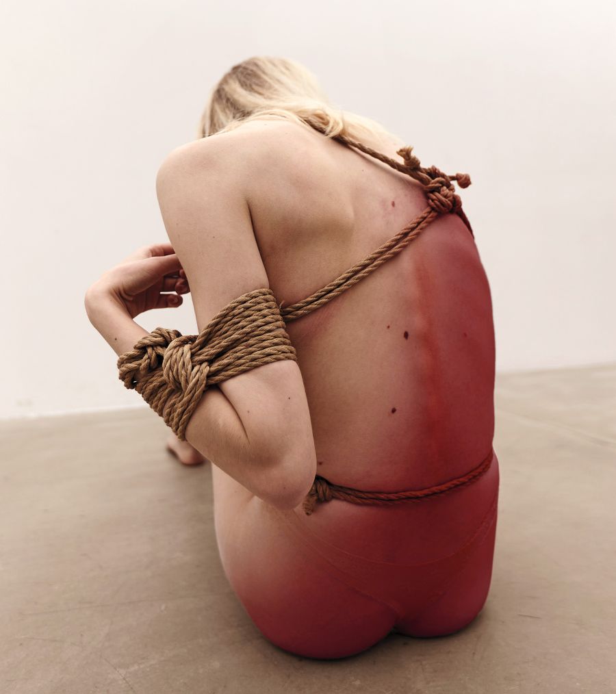 Mujer atada, esclava