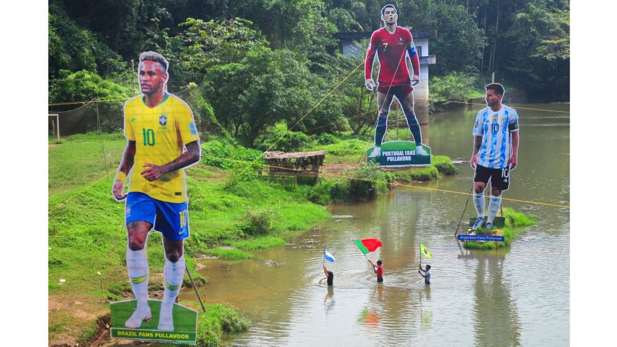 Fotogaleria Aficionados agitan banderas junto a los recortes gigantes de los jugadores del brasileño Neymar, el portugués Cristiano Ronaldo y el argentino Lionel Messi en India