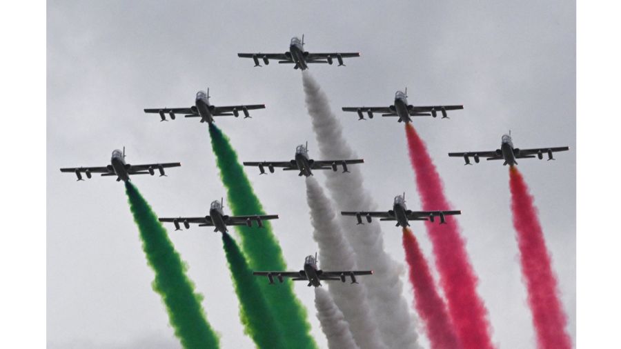 Fotogaleria Aviones de la unidad acrobática de la Fuerza Aérea Italiana Frecce Tricolori (Flechas Tricolores) esparcen humo con los colores de la bandera italiana mientras sobrevuelan Roma