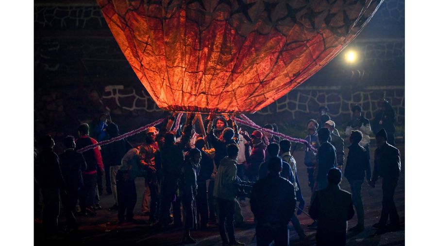 Fotogaleria Esta foto muestra a personas soltando un globo aerostático con fuegos artificiales durante el Festival de la Luz de Tazaungdaing en el municipio de Pyin Oo Lwin, en Mandalay, Myanmar