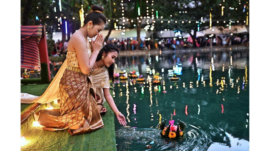 Fotogaleria La gente suelta linternas flotantes en un estanque durante el festival Loy Kratong en Bangkok, Tailandia