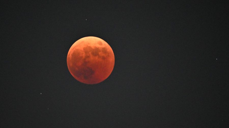 Fotogaleria La luna de sangre se ve durante un eclipse lunar total en Goyang, al noroeste de Seúl, Corea del Sur