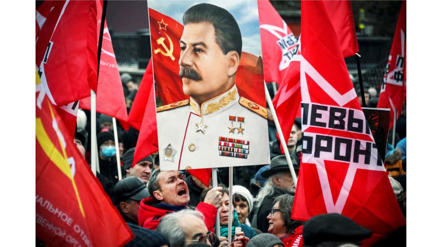 Fotogaleria Simpatizantes del partido comunista ruso gritan sosteniendo un retrato del difunto líder soviético Joseph Stalin durante un mitin en el centro de Moscú