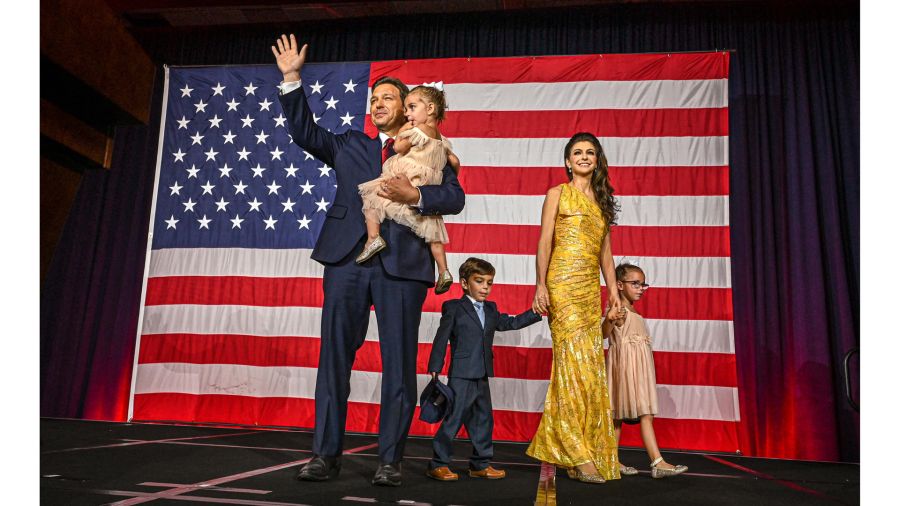 Fotogaleria El candidato republicano a gobernador de Florida Ron DeSantis con su esposa Casey DeSantis y sus hijos Madison, Mason y Mamie, saluda a la multitud durante una fiesta
