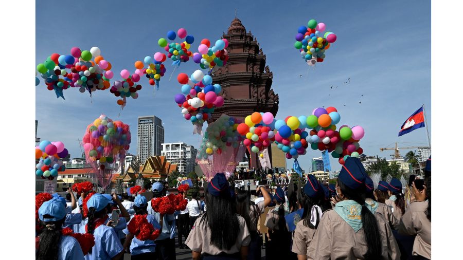 Fotogaleria Fotogaleria Se sueltan globos en el Monumento a la Independencia durante una ceremonia que marca las celebraciones del 69º Día de la Independencia de Camboya en Phnom Penh
