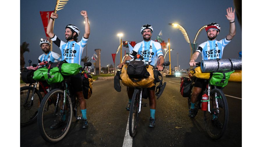 Fotogaleria Los ciclistas argentinos Matías Villarroel, Leandro Blanco, Silvio Gatti y Lucas Ledezma celebran su llegada a Doha, antes del torneo de fútbol de la Copa Mundial de la FIFA Qatar 2022