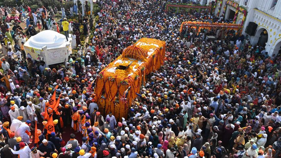 Fotogaleria Los devotos sijs se reúnen alrededor de un autobús que lleva el Guru Granth Sahib durante una procesión religiosa con motivo del aniversario del nacimiento de Guru Nanak Dev, Pakistán