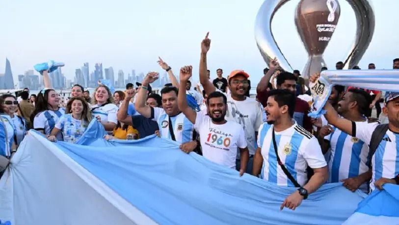 Banderazo de hinchas de Argentina en el centro de Doha.