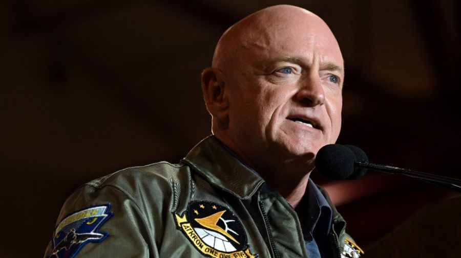 El exastronauta Mark Kelly habría ganado la banca al Senado en Arizona.