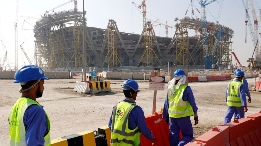 Se afirma que miles de trabajadores murieron en la construcción de los estadios.