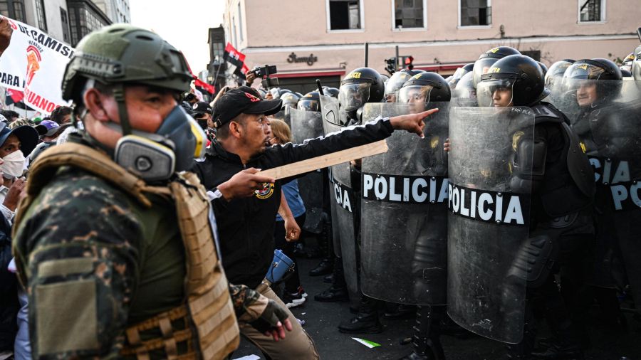 Fotogaleria Partidarios del presidente de Perú, Pedro Castillo, chocan con la policía antidisturbios durante una manifestación en Lima