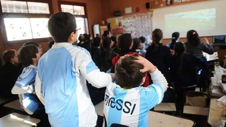 Niños argentinos alentando a su Selección