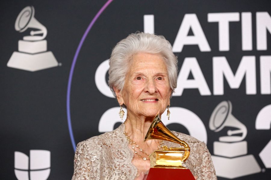 Quién es Ángela Álvarez, la mujer que ganó su primer Latin Grammy a los 95 años