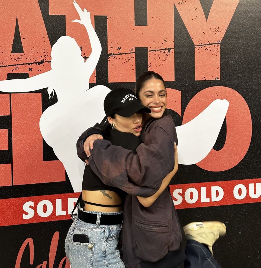 Tini Stoessel y Lali Espósito se mostraron a los abrazos en el recital de Nathy Peluso