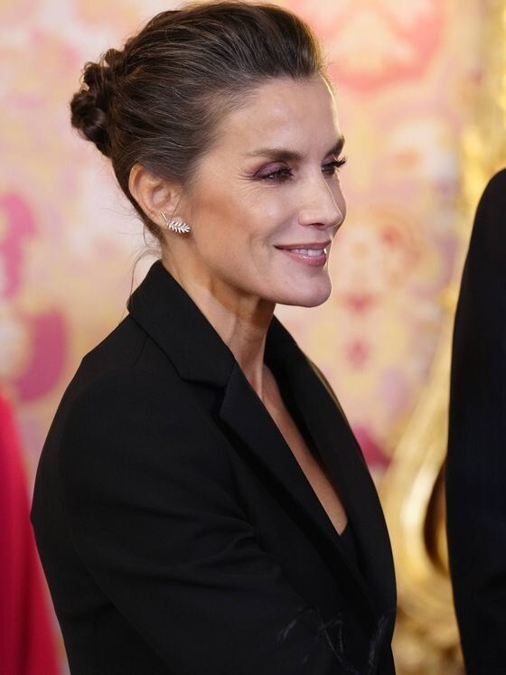 Letizia estrena un traje de chaqueta negro con plumas de Pertegaz