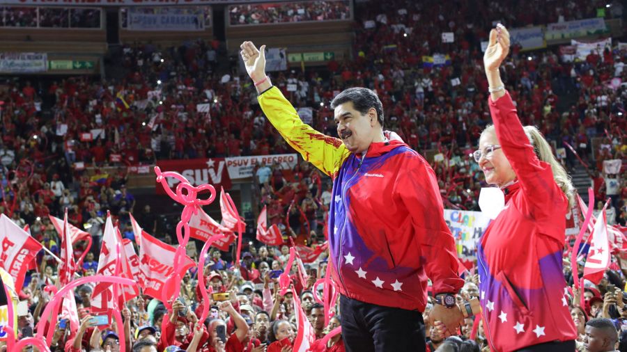 Fotogaleria el presidente de Venezuela, Nicolás Maduro, acompañado de su esposa, Cilia Flores, saludando a la multitud durante la juramentación de la estructura electa del gobernante Partido Socialista Unido de Venezuela