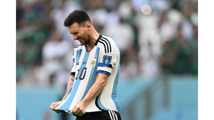 Fotogaleria Lionel Messi, reacciona durante el partido de fútbol del Grupo C de la Copa Mundial de Qatar 2022 entre Argentina y Arabia Saudí en el Estadio Lusail en Lusail, al norte de Doha