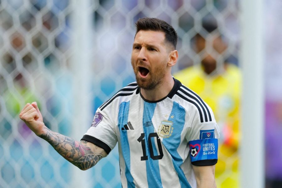 GOL DE ARGENTINA. Leo Messi convierte el primero del encuentro.