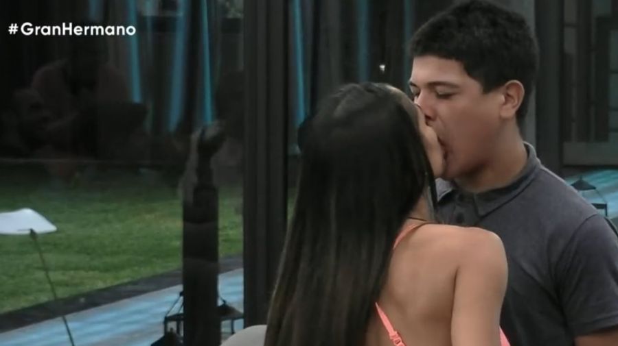 Beso Thiago y Daniela Pestañela 