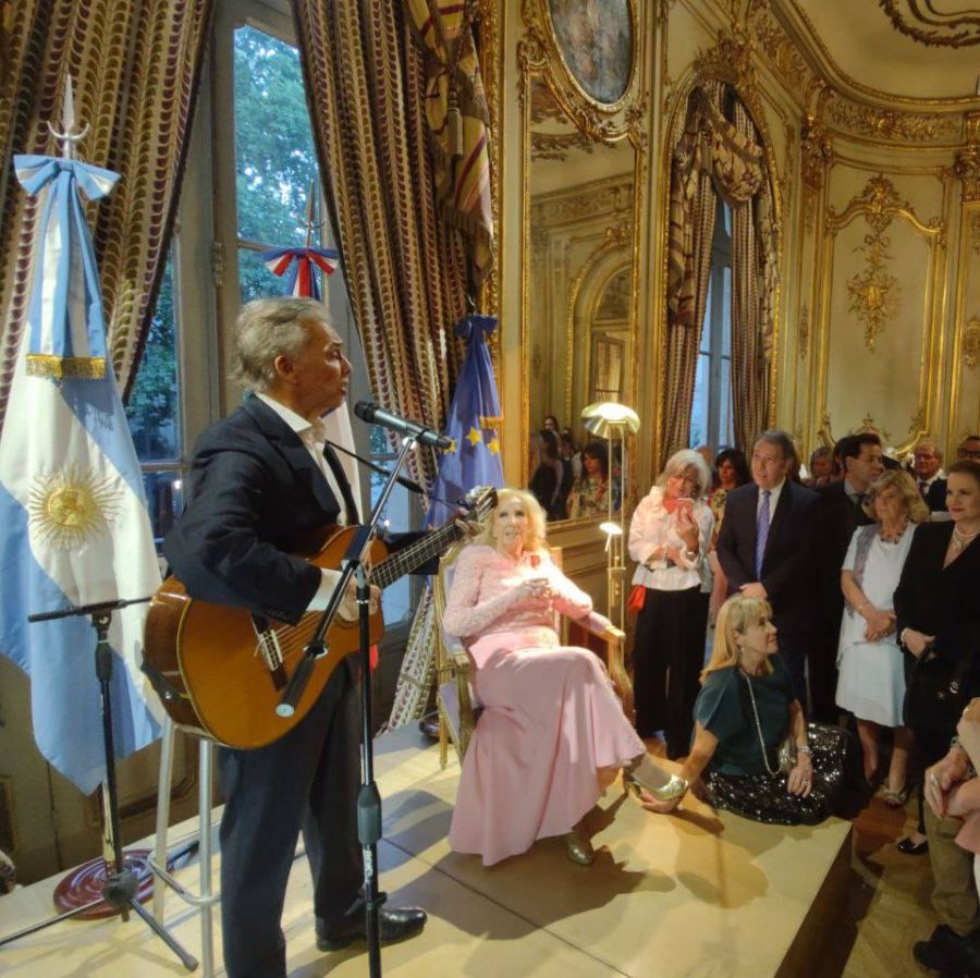 Mirtha Legrand recibió una condecoración especial en la Embajada de Francia
