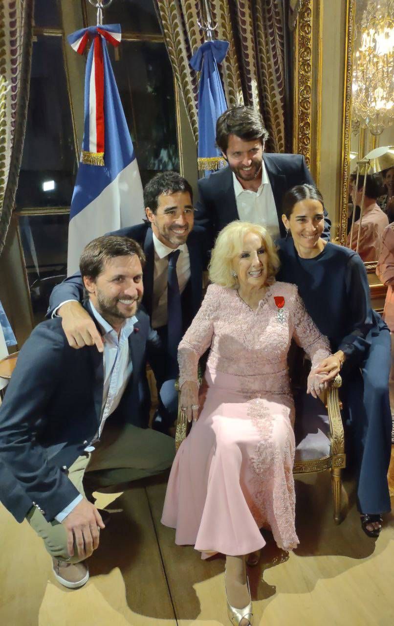 Mirtha Legrand recibió una condecoración especial en la Embajada de Francia