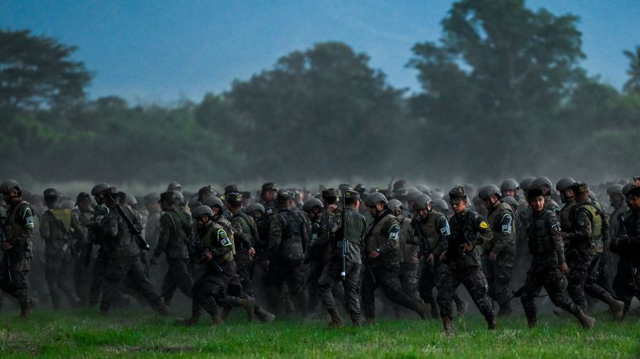 Fotogaleria Unos 14.000 soldados se reúnen para escuchar al presidente de El Salvador, Nayib Bukele, en un campo cerca de un cuartel militar en las afueras de la ciudad de San Juan Opico, 35 km al oeste de San Salvador