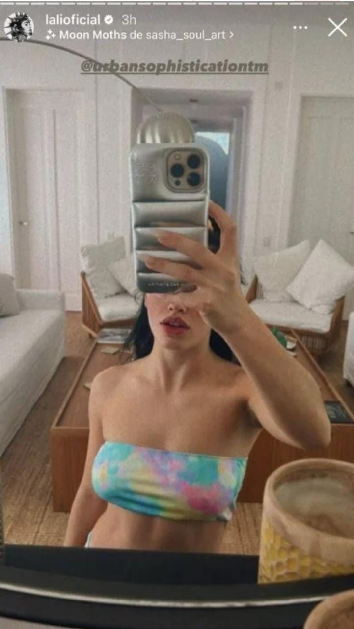Lali Esposito y su bikini multicolor