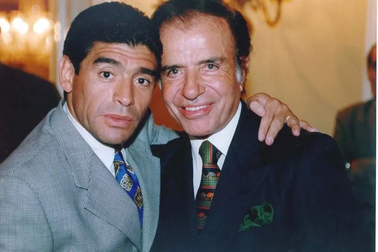 Maradona junto a Carlos Saúl Menem.