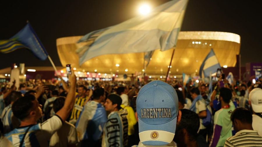 Fanáticos de Argentina y México en las afueras del estadio 20221126