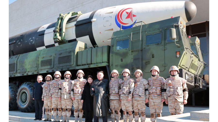 Fotogaleria Esta imagen muestra al líder norcoreano Kim Jong Un y a su hija posando con los soldados que contribuyeron al lanzamiento de prueba del nuevo misil balístico intercontinental (ICBM)