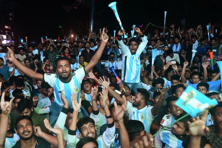 Festejos en Bangladesh por la victoria argentina ante Polonia 20221130