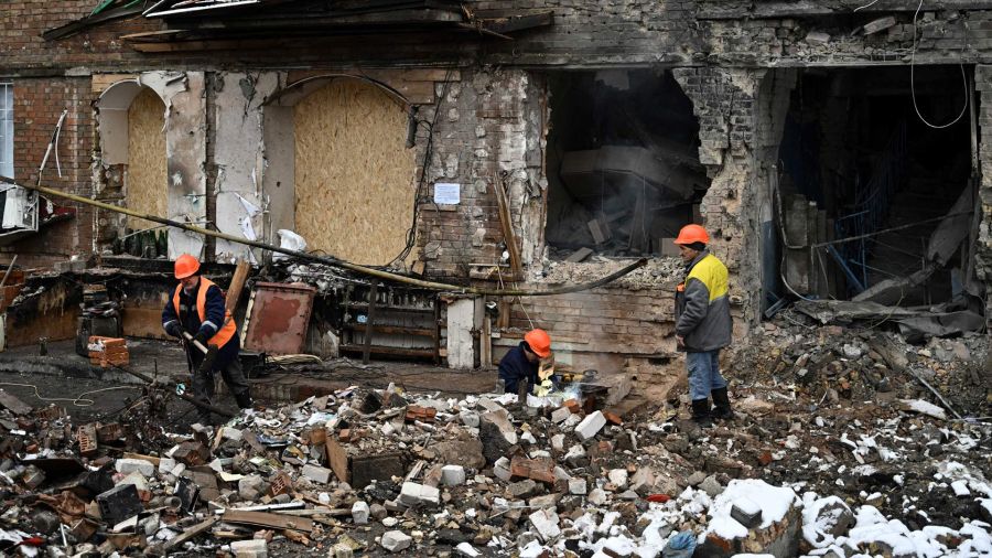 Fotogaleria Reparadores trabajan cerca de un edificio residencial dañado tras un ataque con misiles en Vyshgorod, a las afueras de Kiev, en medio de la invasión rusa de Ucrania