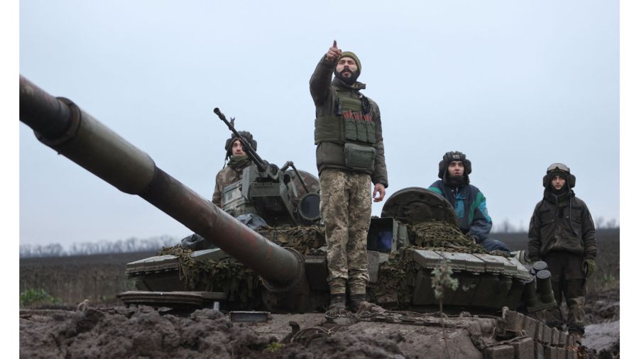 Fotogaleria Tanquistas ucranianos se sitúan encima de su tanque en un campo cerca de una posición de primera línea no revelada en el este de Ucrania, en medio de la invasión rusa de Ucrania