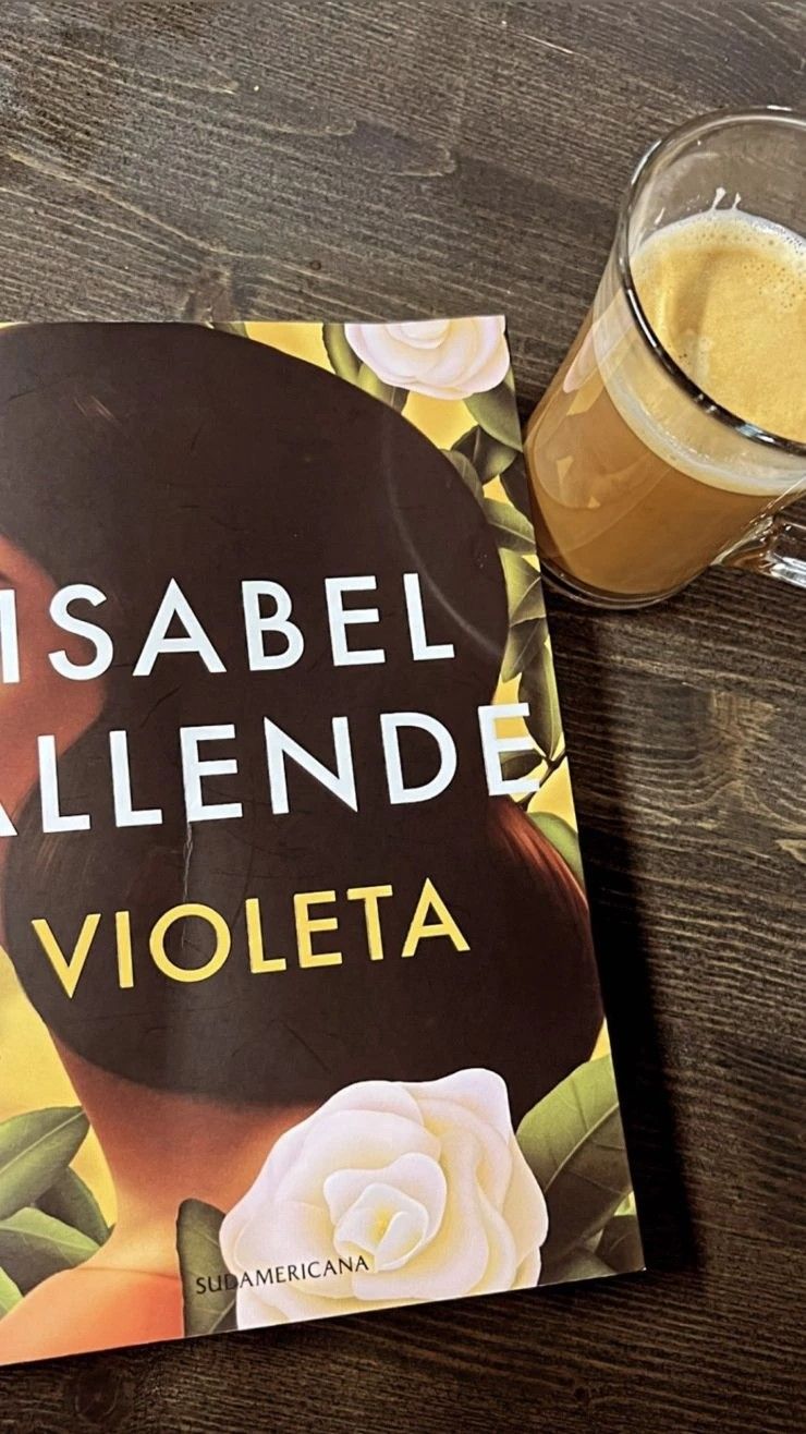 La foto de Antonela Roccuzzo leyendo a Isabel Allende