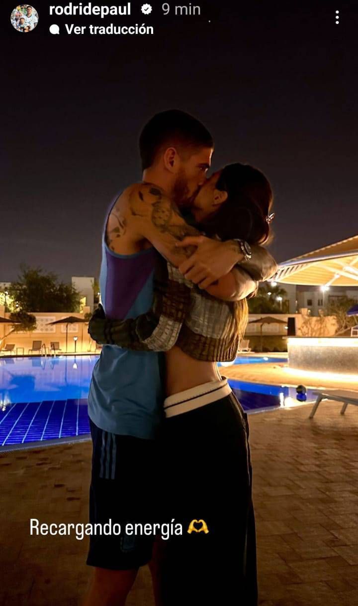 Rodrigo de Paul compartió una foto a los besos con Tini Stoessel