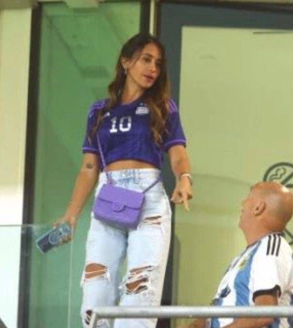 Antonela Roccuzzo desembarcó en París con una remera Versace